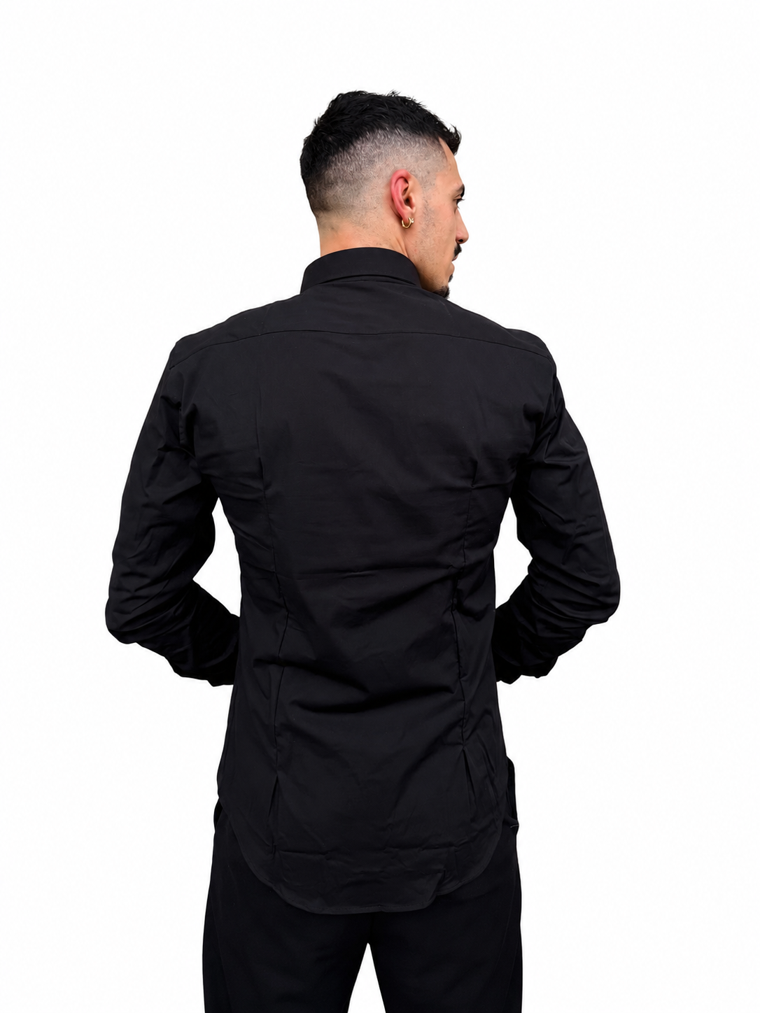 Camicia tinta unita colore nero e modello regular-slim
