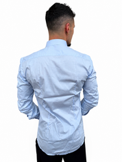 Camicia tinta unita colore cielo e modello regular-slim
