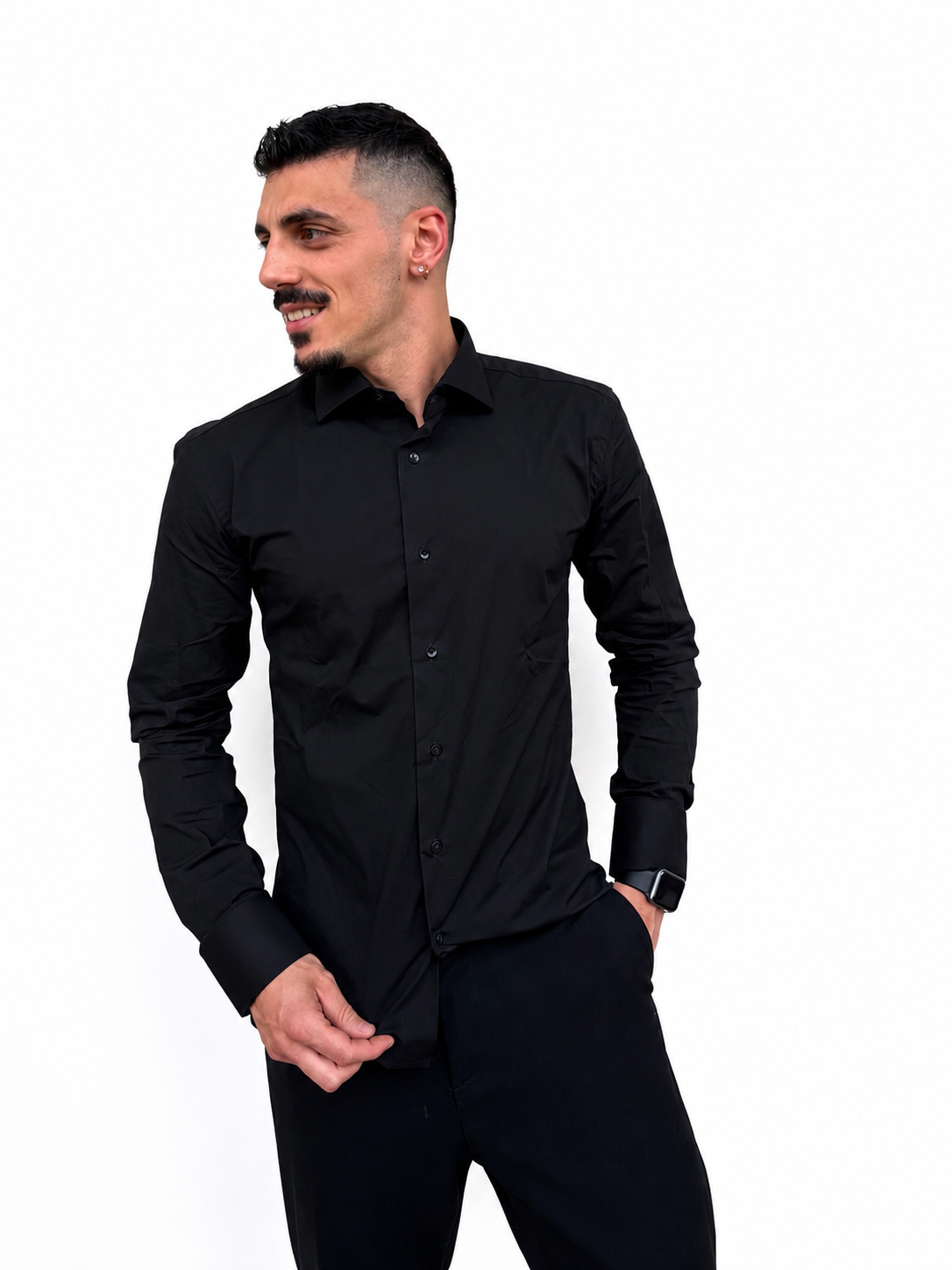 Camicia tinta unita colore nero e modello regular-slim