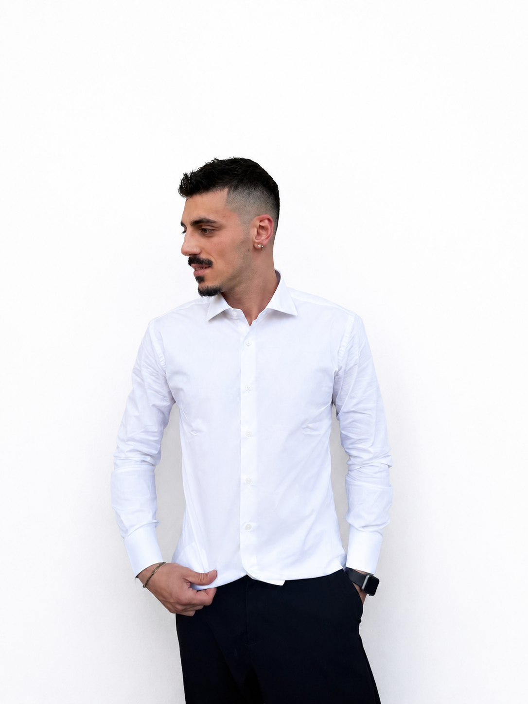 Camicia tinta unita colore bianca e modello regular-slim